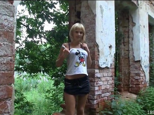 Эротическое видео в руинах здания в лесу с дрочкой пилотки